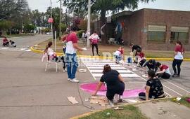 Imagen de Octubre Rosa: pintada de sendas peatonales en Fighiera
