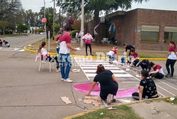 Imagen de Octubre Rosa: pintada de sendas peatonales en Fighiera