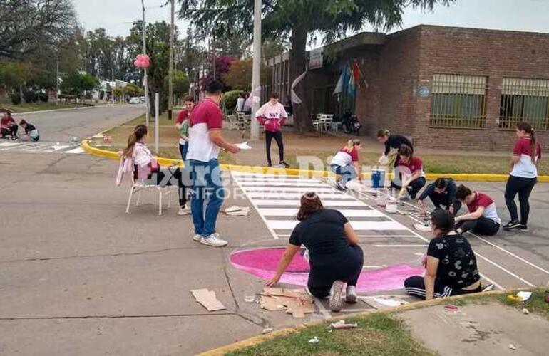 Imagen de Octubre Rosa: pintada de sendas peatonales en Fighiera