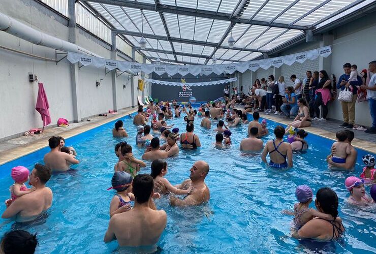 Imagen de Jornada Recreativa en Labarra Olímpica para que los bebés disfruten del agua junto a su familia