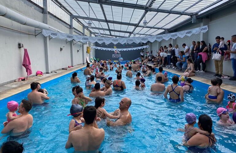 Imagen de Jornada Recreativa en Labarra Olímpica para que los bebés disfruten del agua junto a su familia