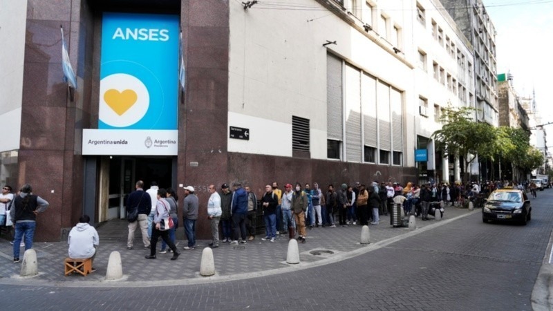 El bono se pagar&aacute; en dos cuotas en noviembre y diciembre. (Alan Monz&oacute;n / Rosario3)