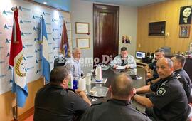 Esper, Spina y la c&uacute;pula policial este lunes en su despacho.