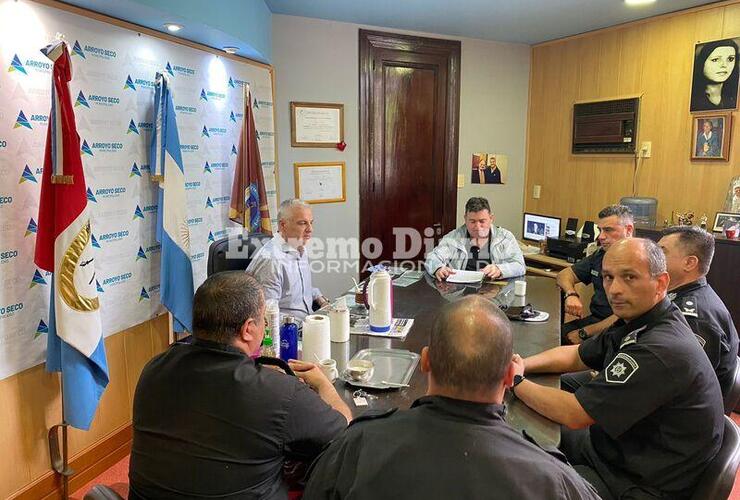 Esper, Spina y la cúpula policial este lunes en su despacho. Esper, Spina y la cúpula policial este lunes en su despacho.