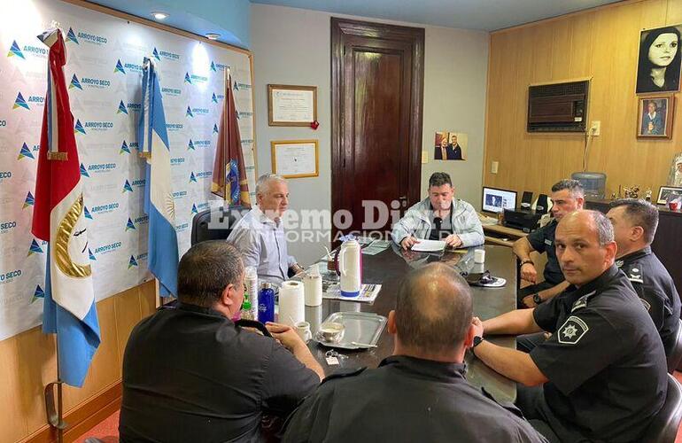 Esper, Spina y la c&uacute;pula policial este lunes en su despacho.