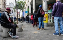 La fila del primer d&iacute;a se volv&iacute;a a formar este martes con casi la misma cantidad. (Alan Monz&oacute;n / Rosario3)