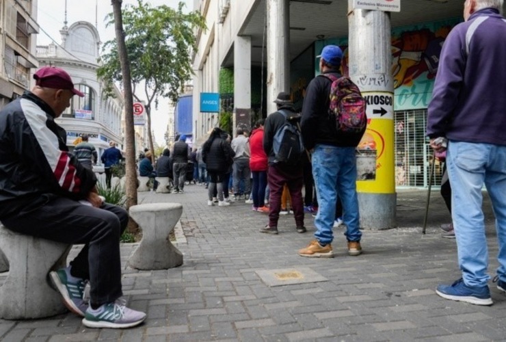 La fila del primer día se volvía a formar este martes con casi la misma cantidad. (Alan Monzón / Rosario3)