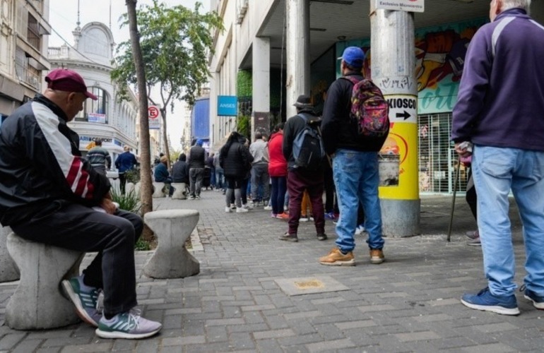 La fila del primer día se volvía a formar este martes con casi la misma cantidad. (Alan Monzón / Rosario3)