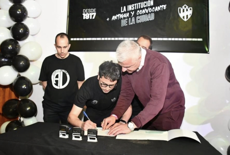 Imagen de Firma del convenio del Plan Provincial Incluir II, para el Club A. Unión.