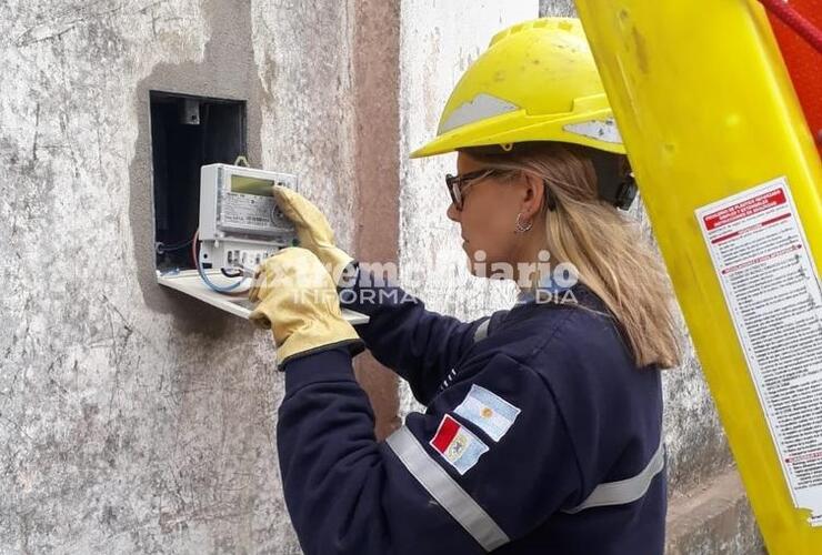 Imagen de Eliana Paolini, la primera mujer en la planta operativa de la EPE de Arroyo Seco