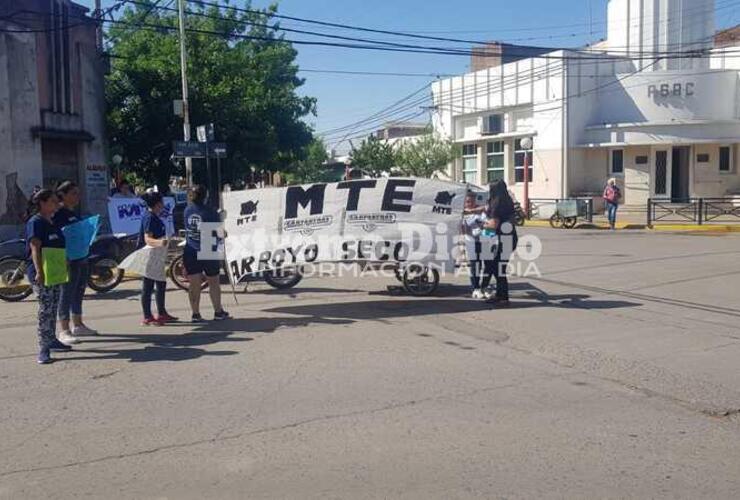 Imagen de Reclamo del MTE frente al Palacio Municipal