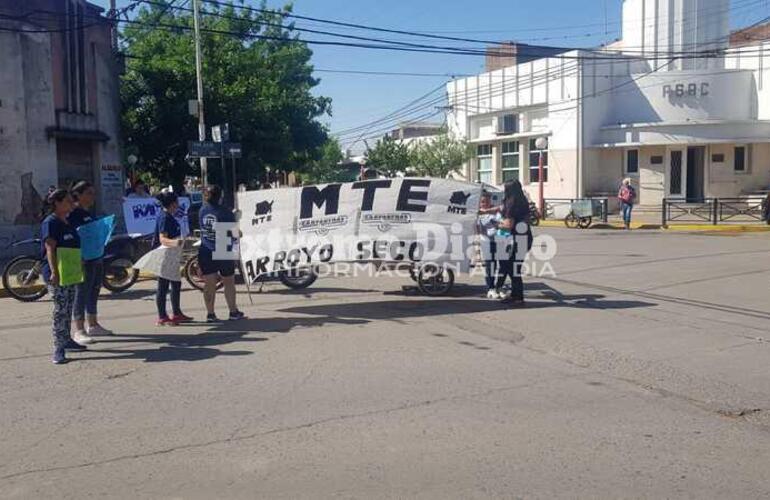 Imagen de Reclamo del MTE frente al Palacio Municipal