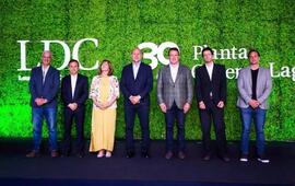 Autoridades de la empresa y funcionarios nacionales, regionales y locales en el evento.provinciales