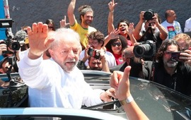 Lula saluda a simpatizantes luego de votar por la ma&ntilde;ana en San Pablo. (EFE)