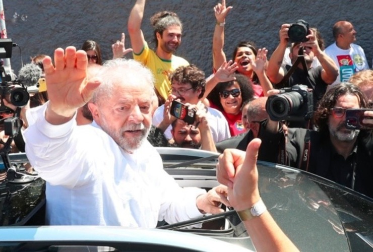 Lula saluda a simpatizantes luego de votar por la mañana en San Pablo. (EFE)