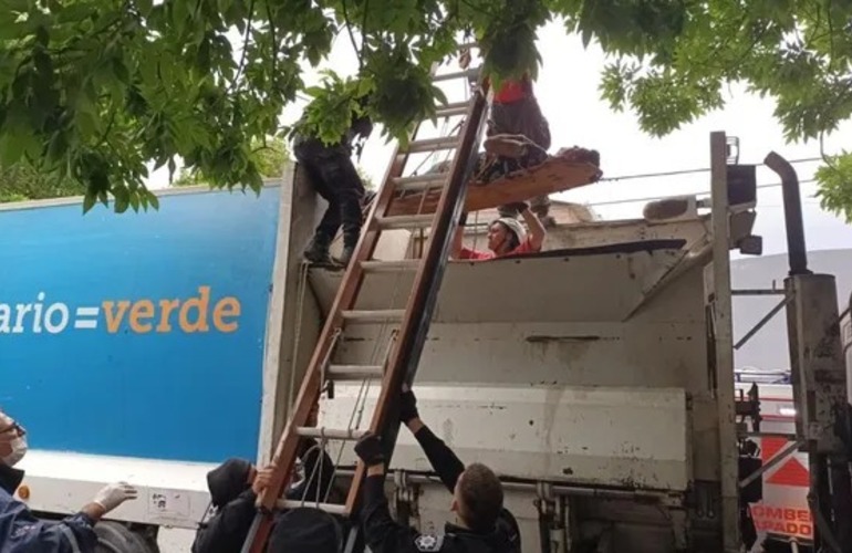 Los bomberos tuvieron que rescatar al hombre del interior del camión de residuos. El hecho sucedió este domingo en Constitución al 1800.