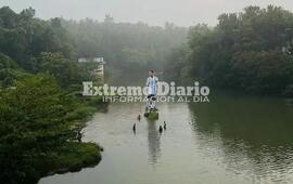 Imagen de Fanatismo sin fronteras: en India, colocaron una gigantograf&iacute;a de Messi en medio de un r&iacute;o