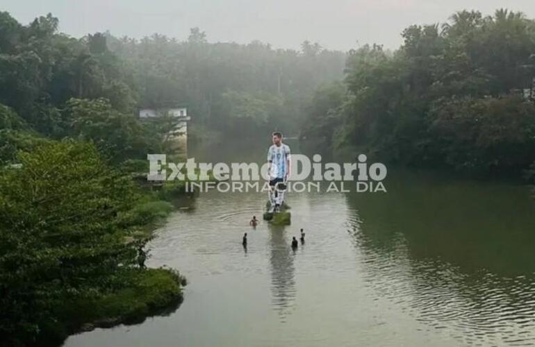 Imagen de Fanatismo sin fronteras: en India, colocaron una gigantografía de Messi en medio de un río
