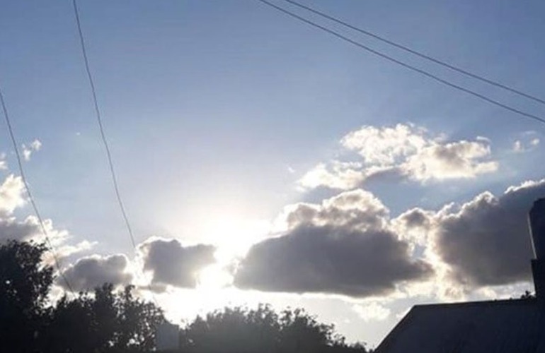 Imagen de Cielo de algo a parcialmente nublado y calorcito