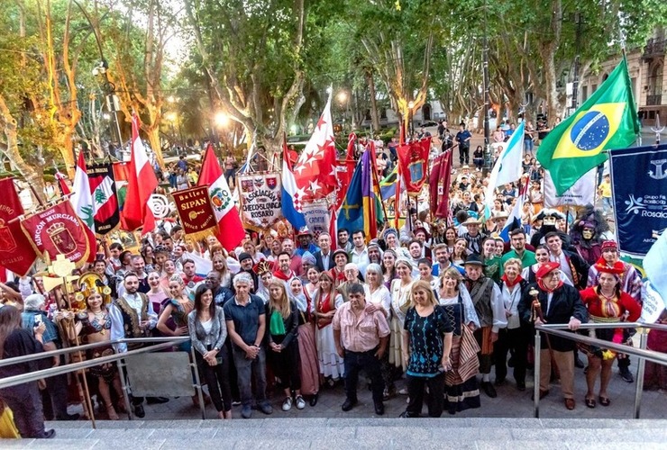 Imagen de Con su tradicional desfile por peatonal Córdoba se puso en marcha Colectividades 2022