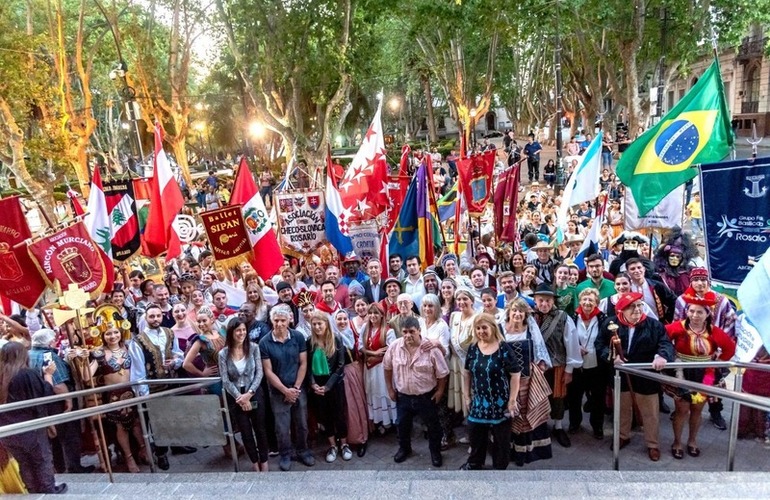 Imagen de Con su tradicional desfile por peatonal Córdoba se puso en marcha Colectividades 2022