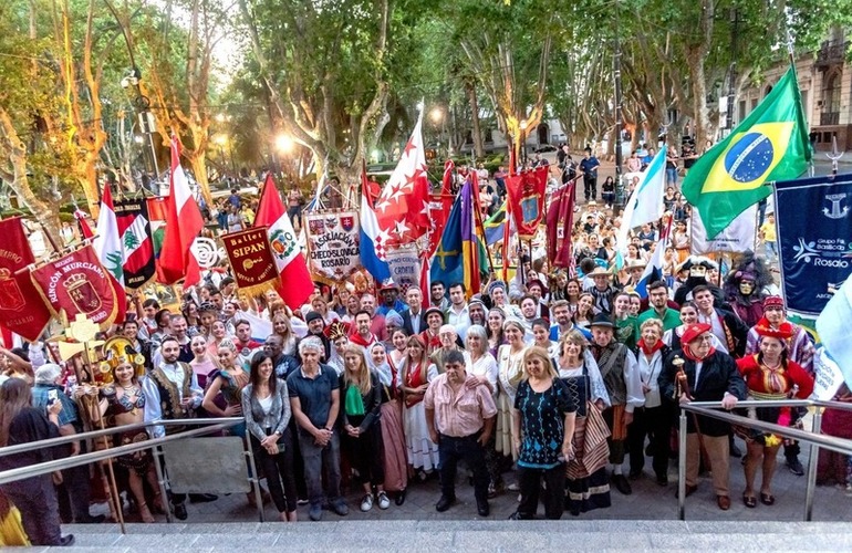 Imagen de Con su tradicional desfile por peatonal C&oacute;rdoba se puso en marcha Colectividades 2022
