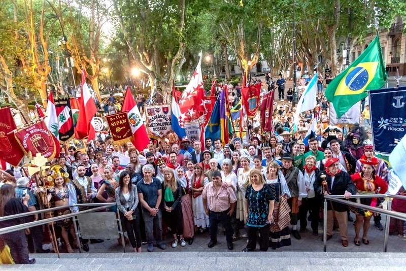 Imagen de Con su tradicional desfile por peatonal C&oacute;rdoba se puso en marcha Colectividades 2022