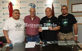Imagen de La Municipalidad le entreg&oacute; cien mil pesos al Centro de Veteranos de Malvinas