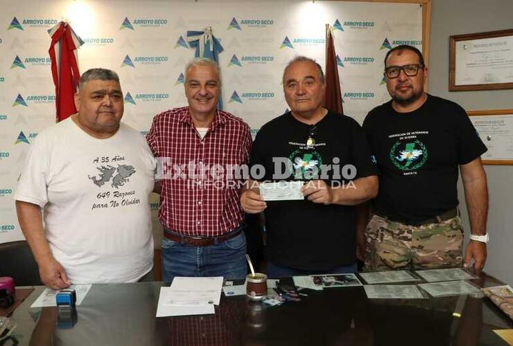 Imagen de La Municipalidad le entregó cien mil pesos al Centro de Veteranos de Malvinas