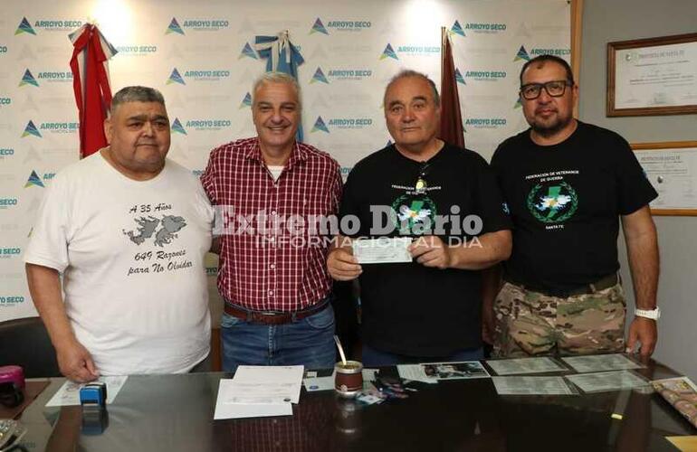 Imagen de La Municipalidad le entregó cien mil pesos al Centro de Veteranos de Malvinas