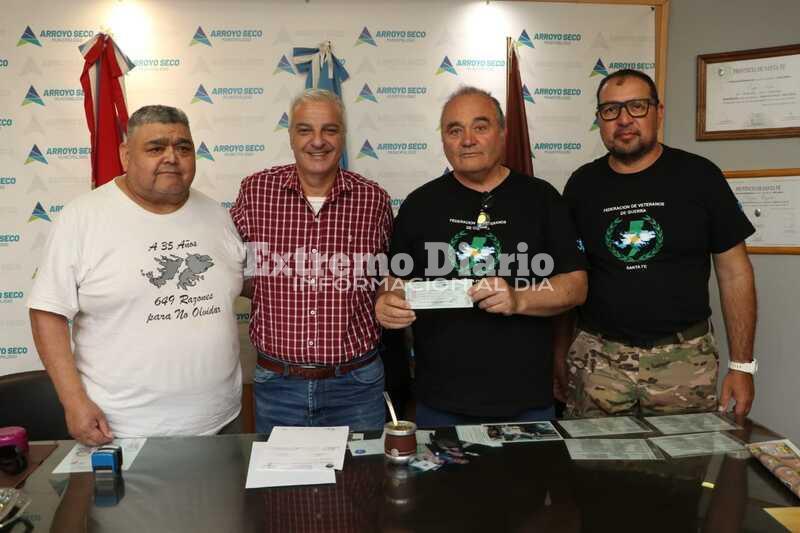 Imagen de La Municipalidad le entreg&oacute; cien mil pesos al Centro de Veteranos de Malvinas