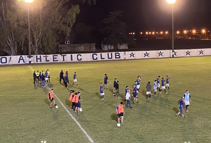 Imagen de Athletic y Riberas se suspendió por incidentes entre las hinchadas