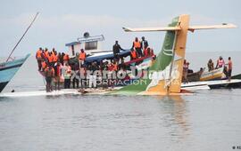 Imagen de Un avi&oacute;n quiso aterrizar en Tanzania y cay&oacute; a un lago: 19 muertos