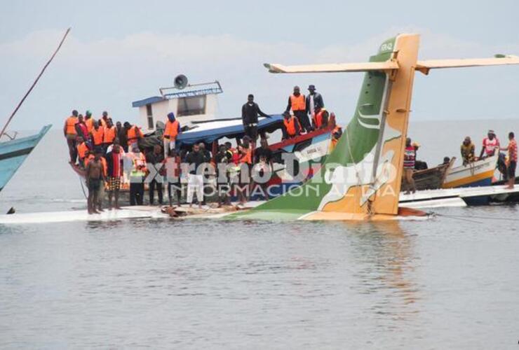 Imagen de Un avión quiso aterrizar en Tanzania y cayó a un lago: 19 muertos