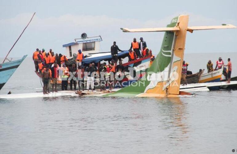 Imagen de Un avión quiso aterrizar en Tanzania y cayó a un lago: 19 muertos