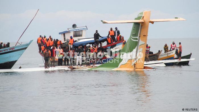 Imagen de Un avi&oacute;n quiso aterrizar en Tanzania y cay&oacute; a un lago: 19 muertos