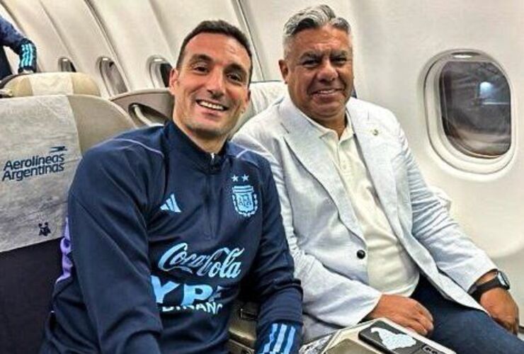 Imagen de Lionel Scaloni y Claudio Tapia, presidente de la AFA, partieron hacia Qatar