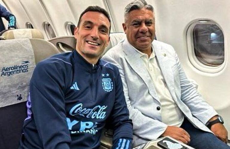 Imagen de Lionel Scaloni y Claudio Tapia, presidente de la AFA, partieron hacia Qatar