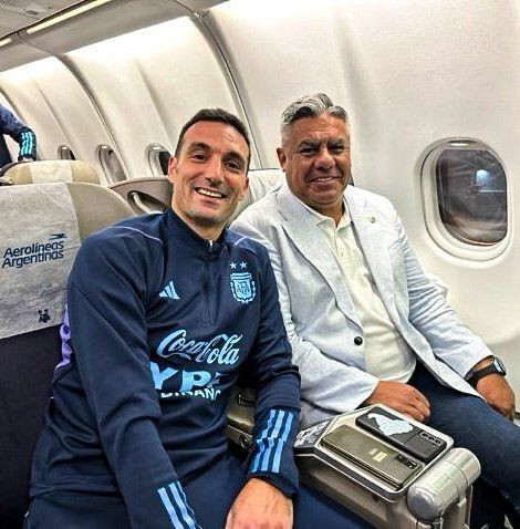 Imagen de Lionel Scaloni y Claudio Tapia, presidente de la AFA, partieron hacia Qatar