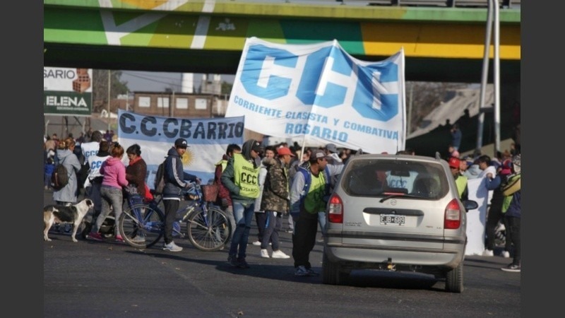 Imagen de Anuncian una decena de piquetes en Rosario y la regi&oacute;n