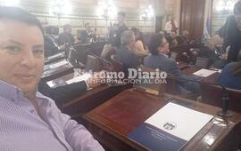 Modo selfie. Patricio Caporale durante el acto en Santa Fe