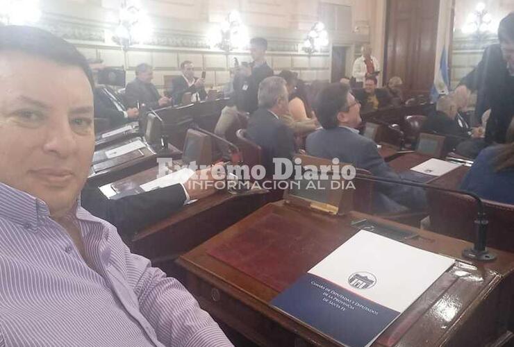 Modo selfie. Patricio Caporale durante el acto en Santa Fe