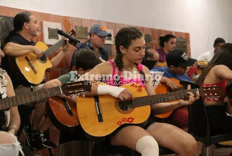 Imagen de Muestra de fin de año del taller de guitarra en el Centro Culturales