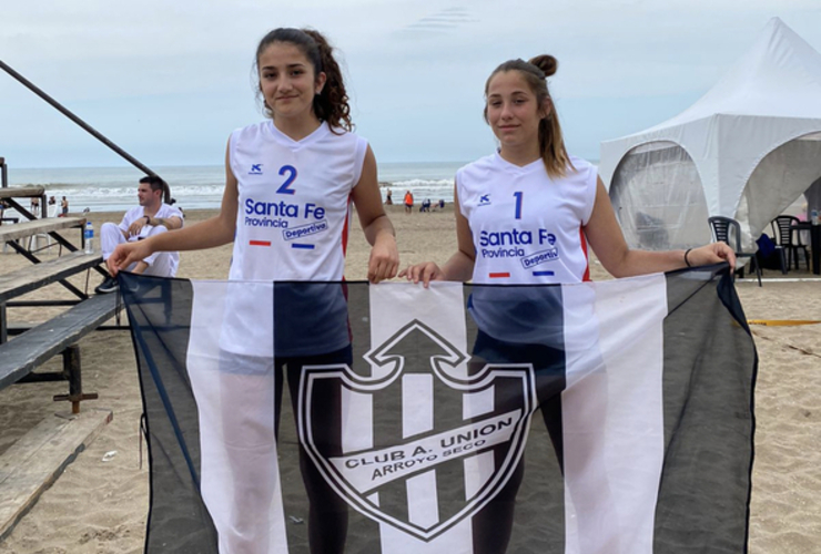 Imagen de Piacentini y Chiummiento, Medalla de Plata en Beach Vóley en los Juegos Evita 2022.