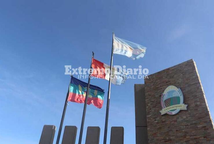 Imagen de Alta en el cielo: Flameó por primera vez la bandera de Fighiera