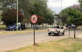 Personal policial custodiando el rodado que qued&oacute; tirado en el lugar.