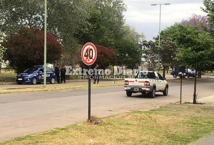 Personal policial custodiando el rodado que quedó tirado en el lugar.