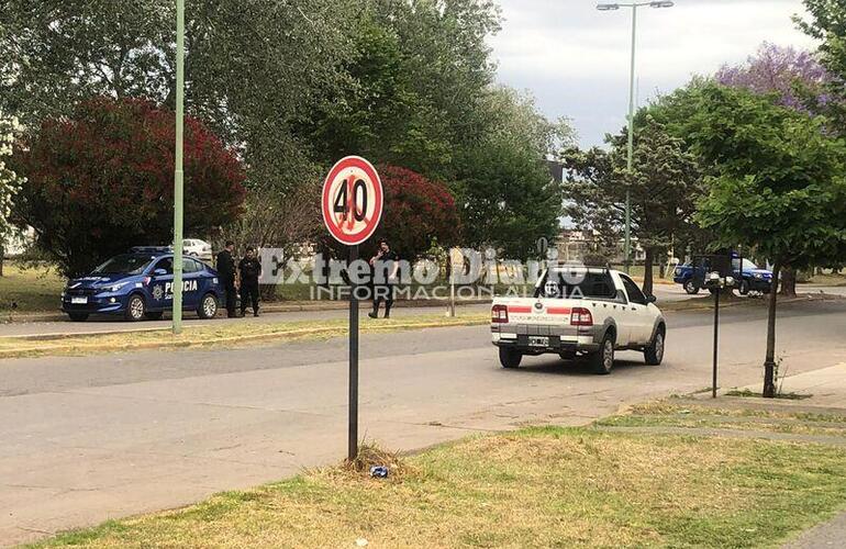 Personal policial custodiando el rodado que quedó tirado en el lugar.