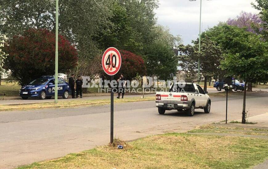 Personal policial custodiando el rodado que qued&oacute; tirado en el lugar.