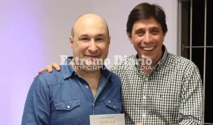 Imagen de N&eacute;stor Leone present&oacute; �Soplar sobre cenizas� en Fighiera